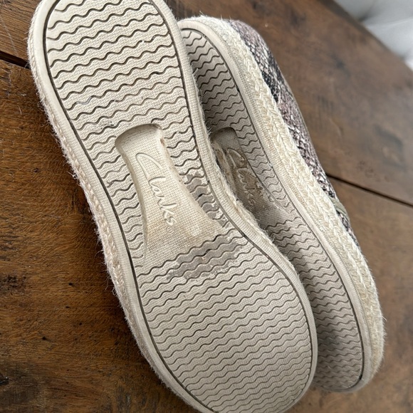 Clarks women’s size 8 snake slip ons.  Excellent condition - Picture 6 of 6